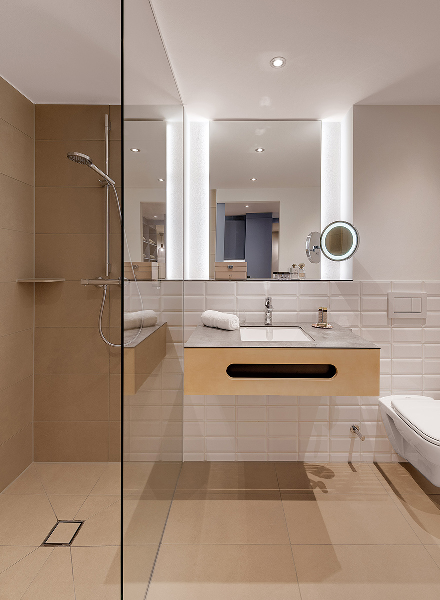 barrierefreies Badezimmer Hotel Hoeferer mit gro&szlig;em Spiegel