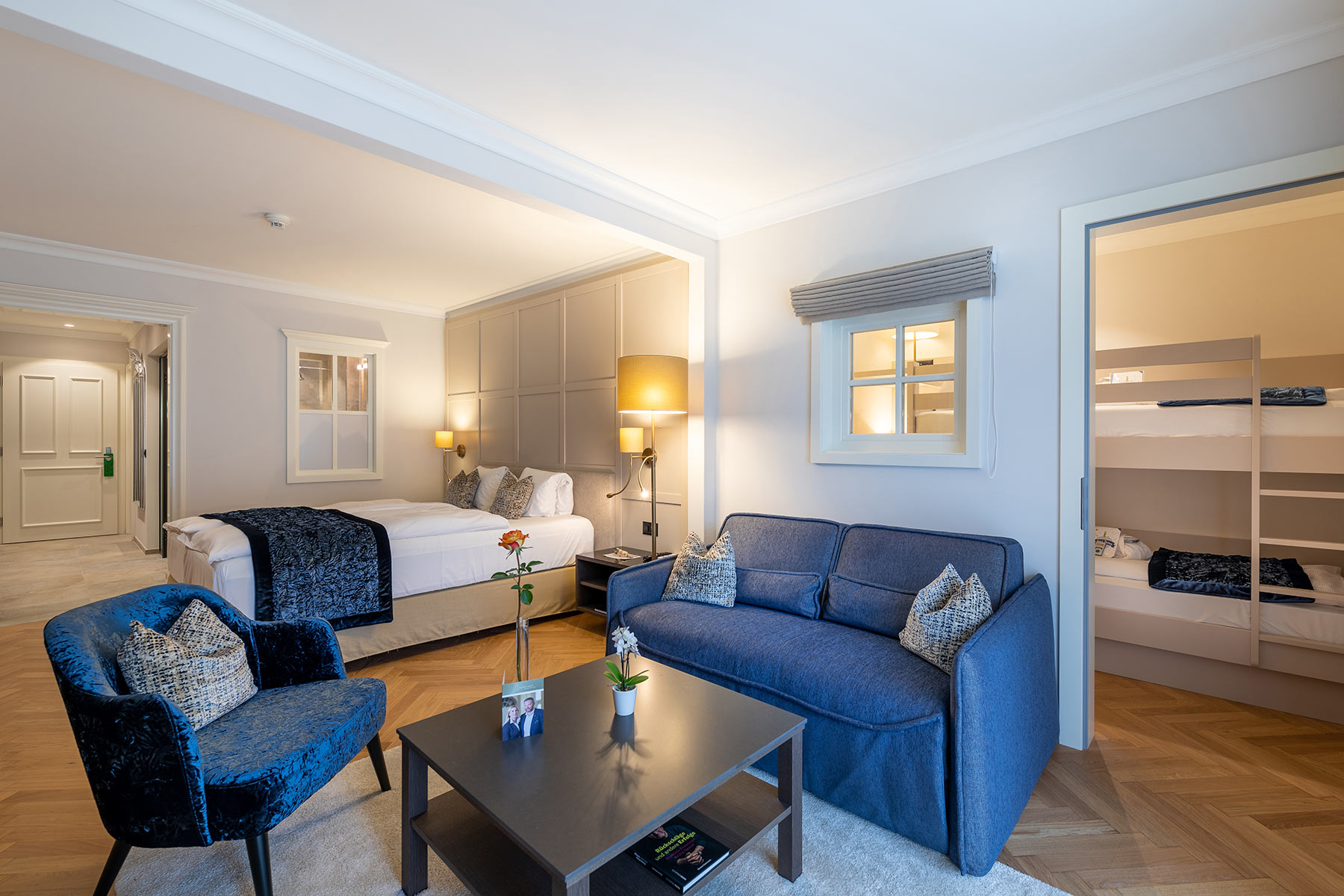 Familiensuite mit Doppelbett und Etagenbett