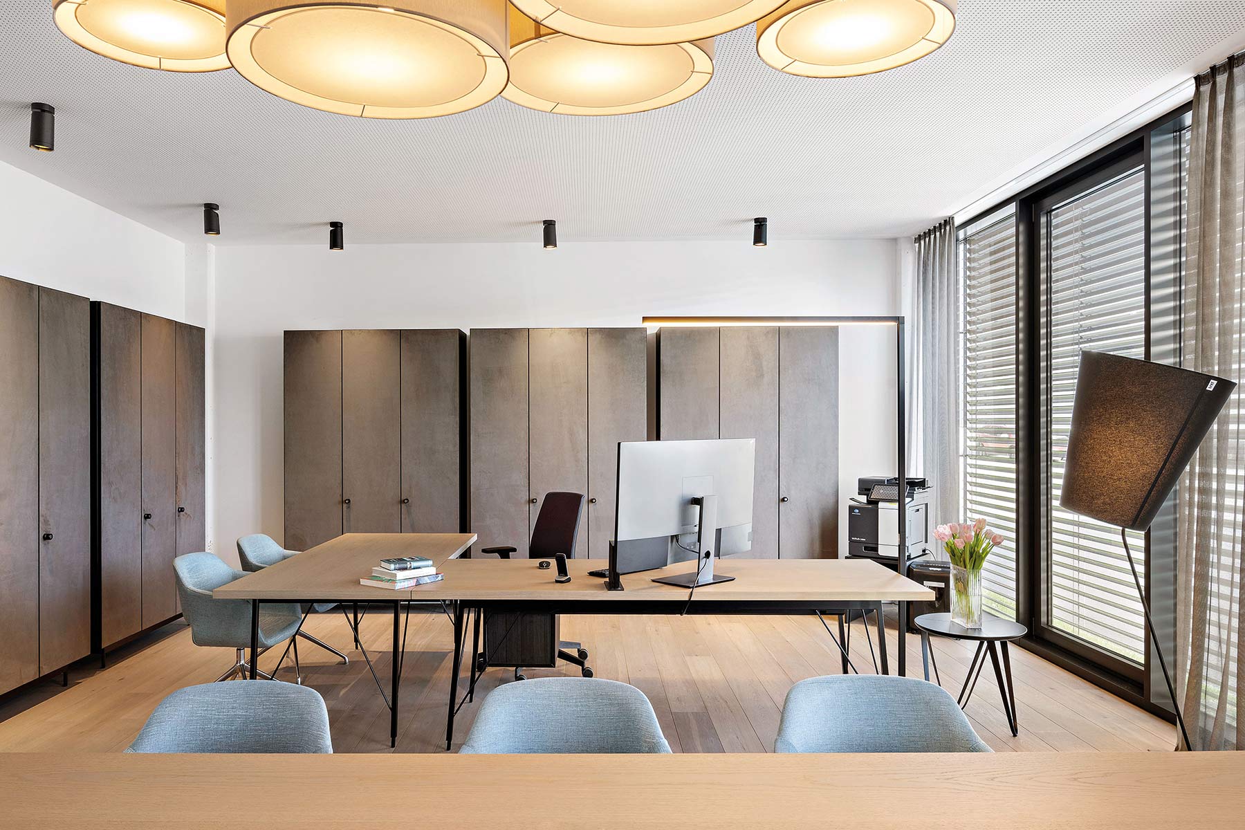 Office St. Marienkirchen mit großem Schreibtisch und Schränken im Hintergrund