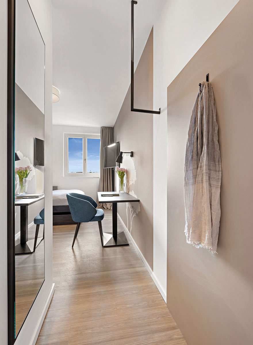 Blick ins Personalzimmer mit Flur und großem Spiegel 