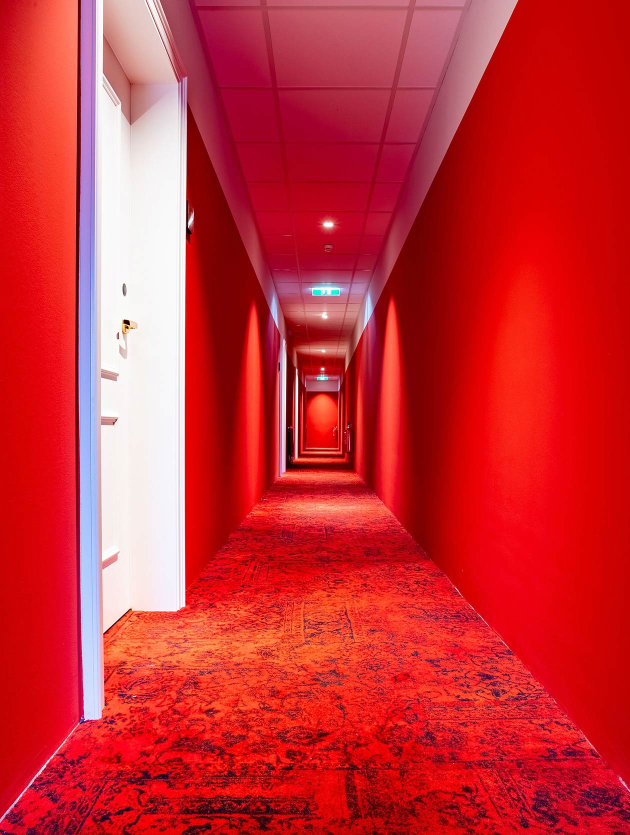 Gang in roter Farbgestaltung im Theaterhotel in Wien