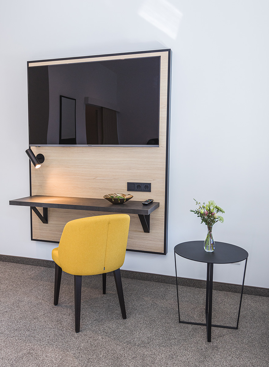 Tisch mit gelbem Stuhl im Stadthotel