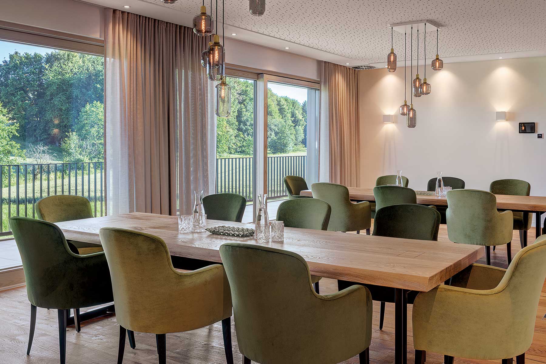 Sitzgelegenheiten für Mitarbeiter mit Blick ins Grüne