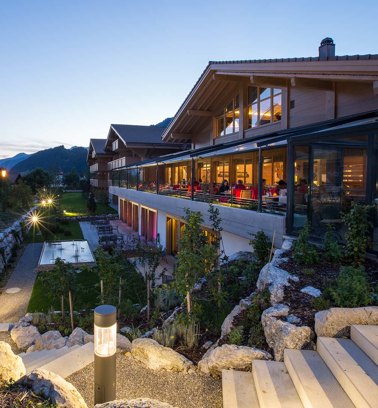 Gr&uuml;ner Aussenbereich im Hotel Spitzhorn in Saanen mit Steingarten und Fu&szlig;bad
