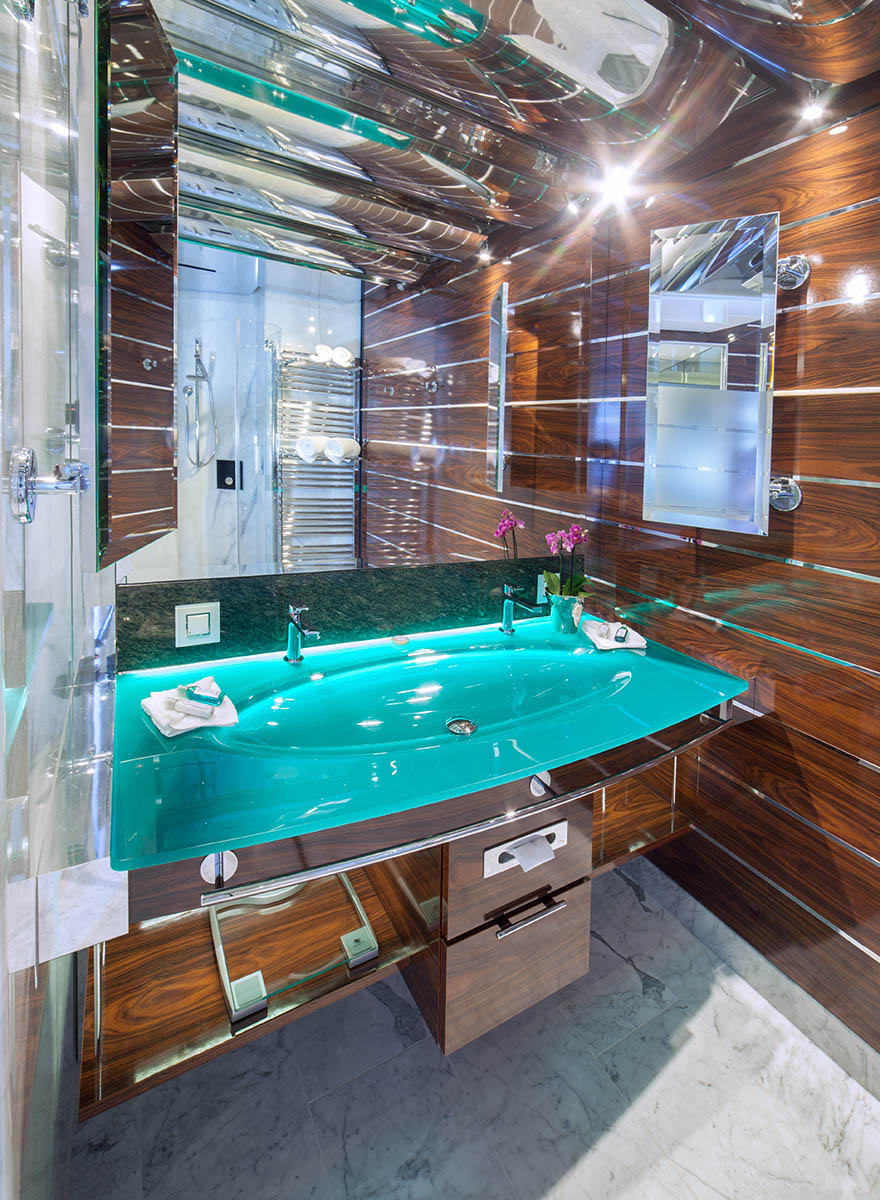 Bad im Yachtzimmer des Hotel Victory