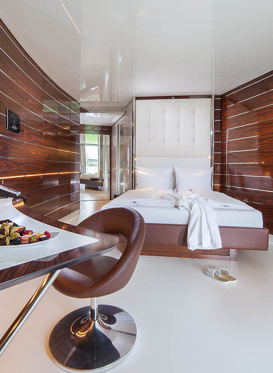 Yachtzimmer mit Schreibtisch und Hotelbett