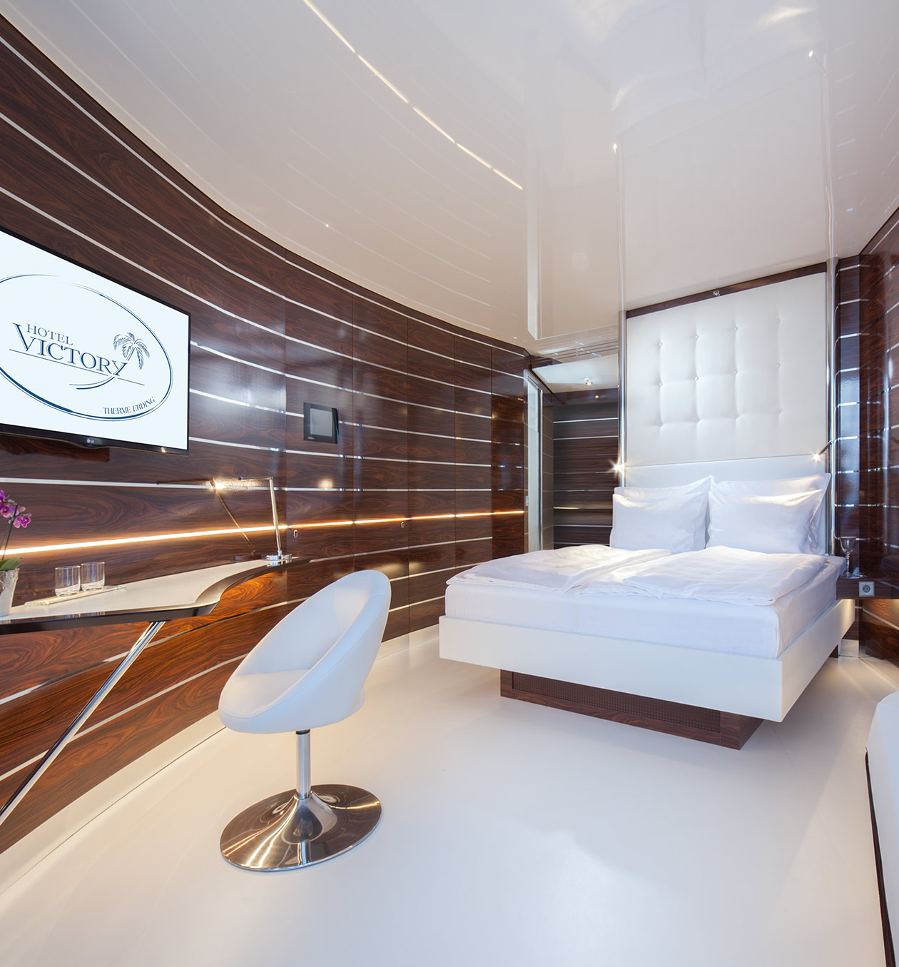 Luxuri&ouml;ses Hotelzimmer im Design einer Yachtkabine