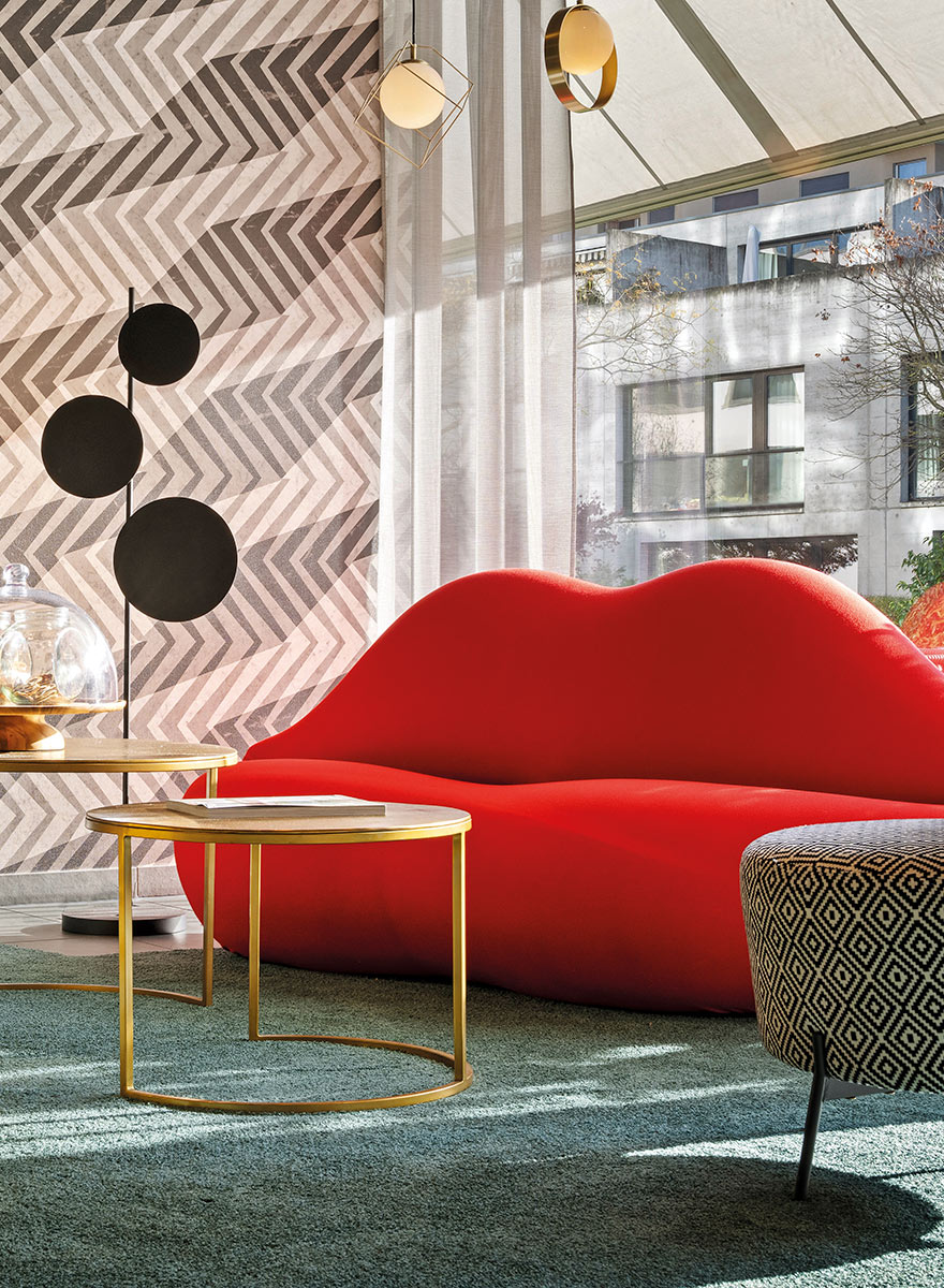 Kussmund-Sitzgelegenheit in knalligem rot