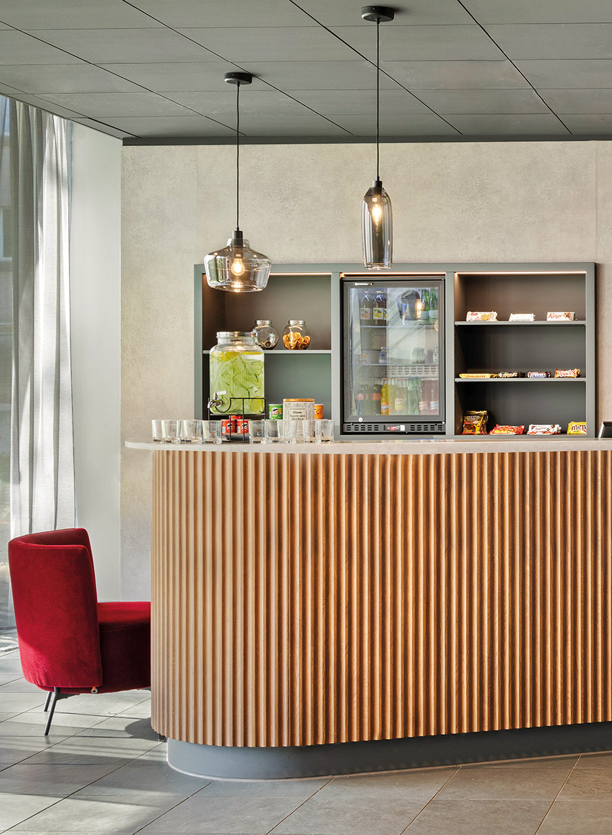 Rezeption mit rotem Sessel im Essential by Dorint