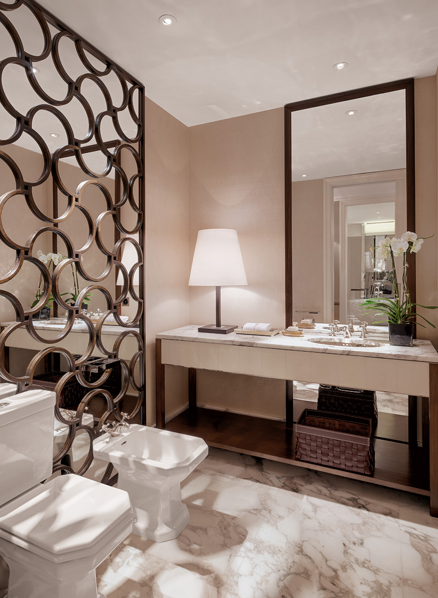 Helles Badezimmer mit WC und Bidet sowie Waschtisch und ein raumhoher Spiegel