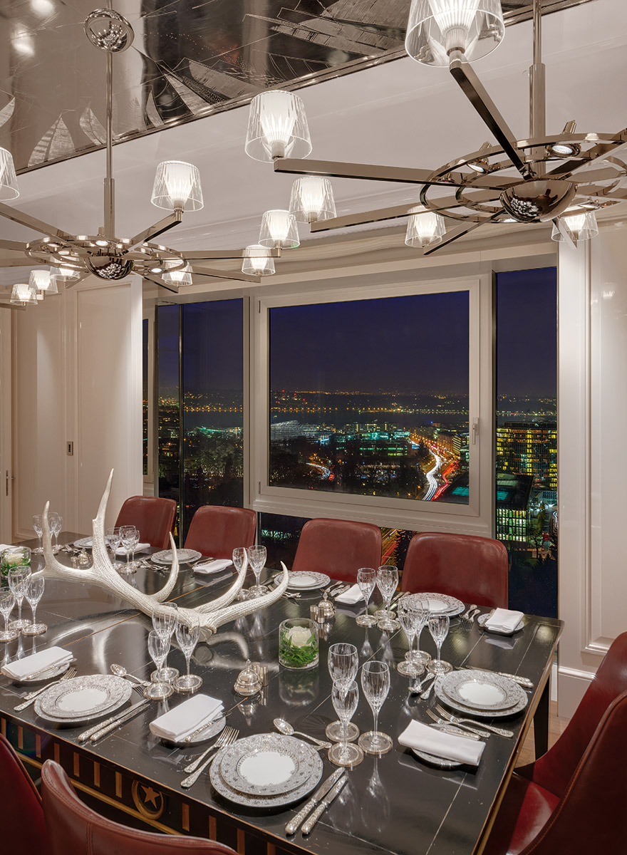 Esstisch mit roten Lederstühlen und einer herausragenden Aussicht über Geneve