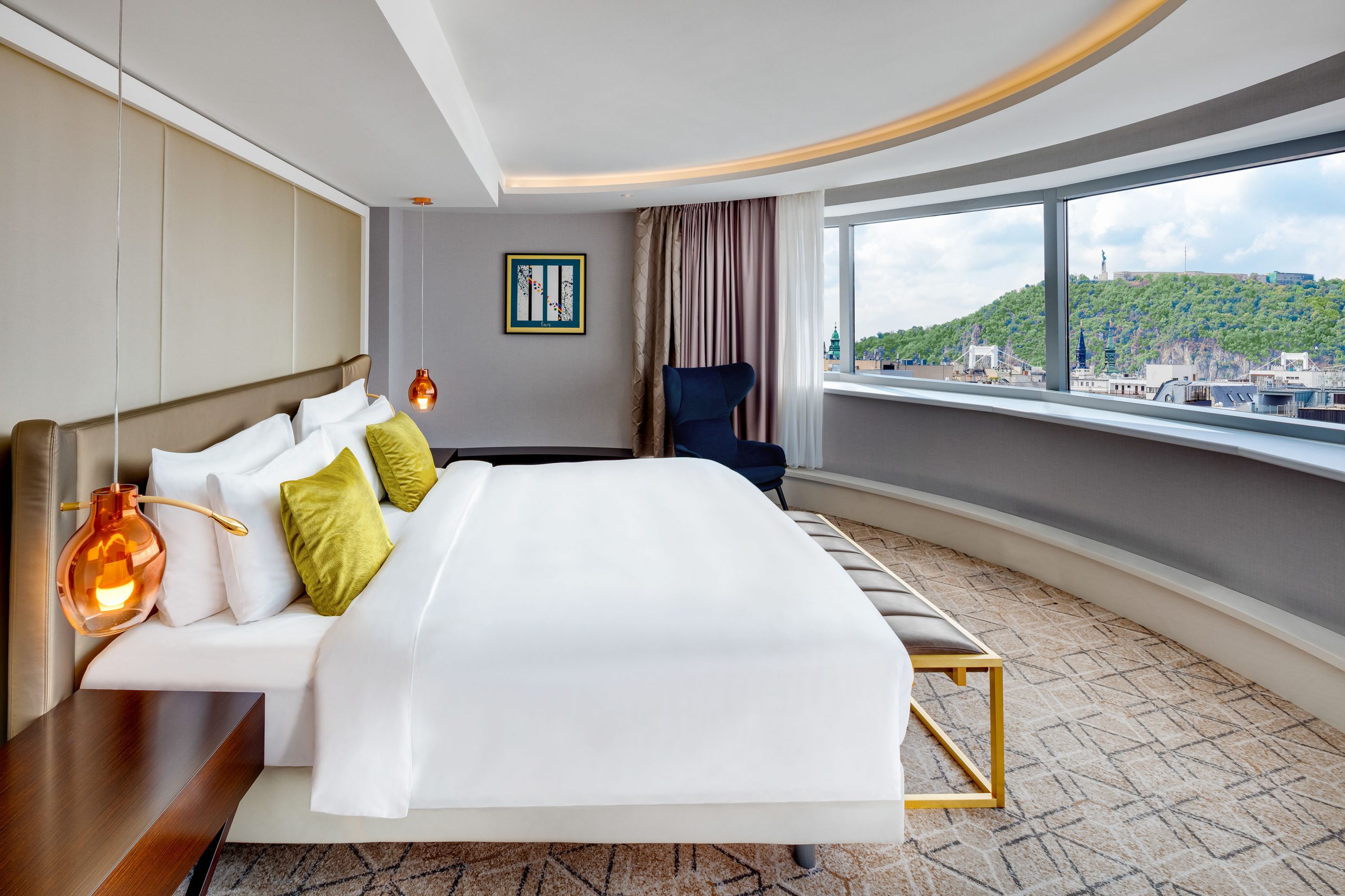 Schlafzimmer in der Art Collection Suite des Kempinski Hotel Budapest