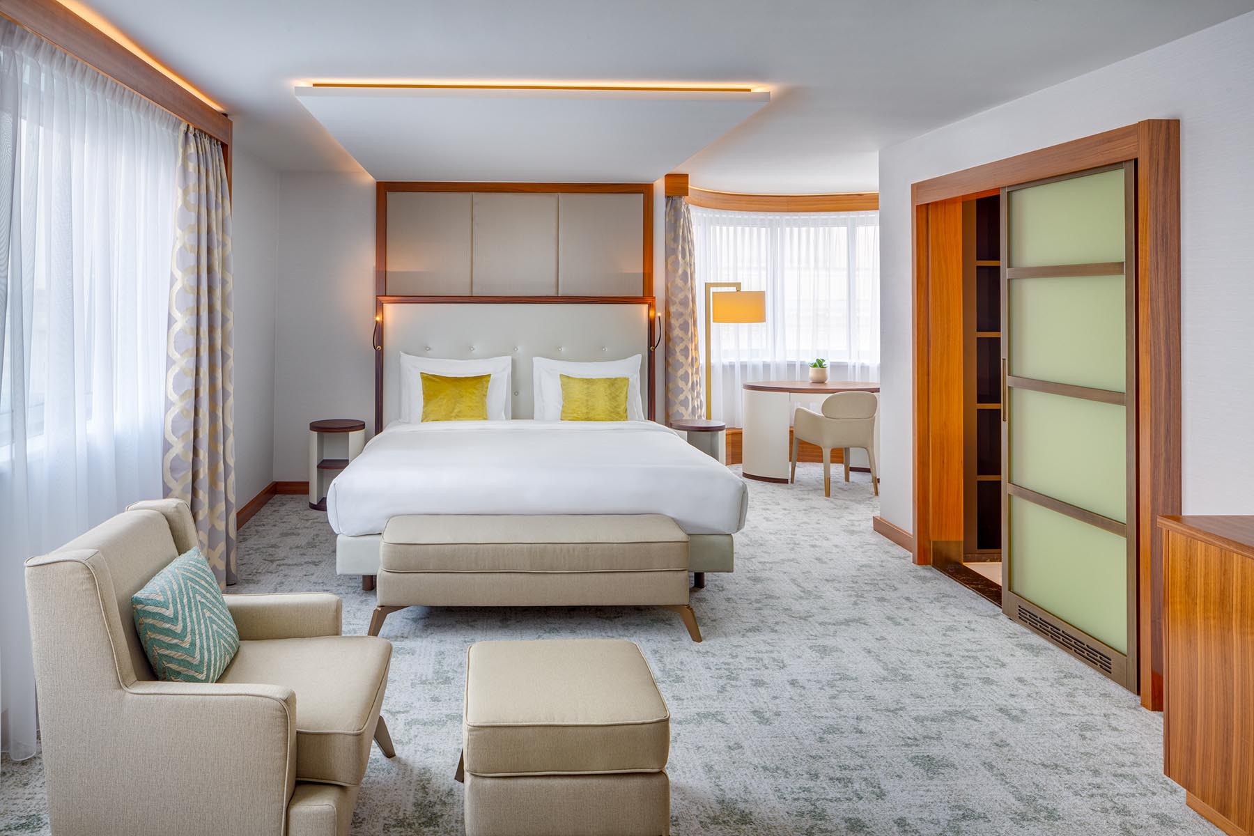 Polsterm&ouml;bel mit Nussbaum-Applikationen in der Executive Suite