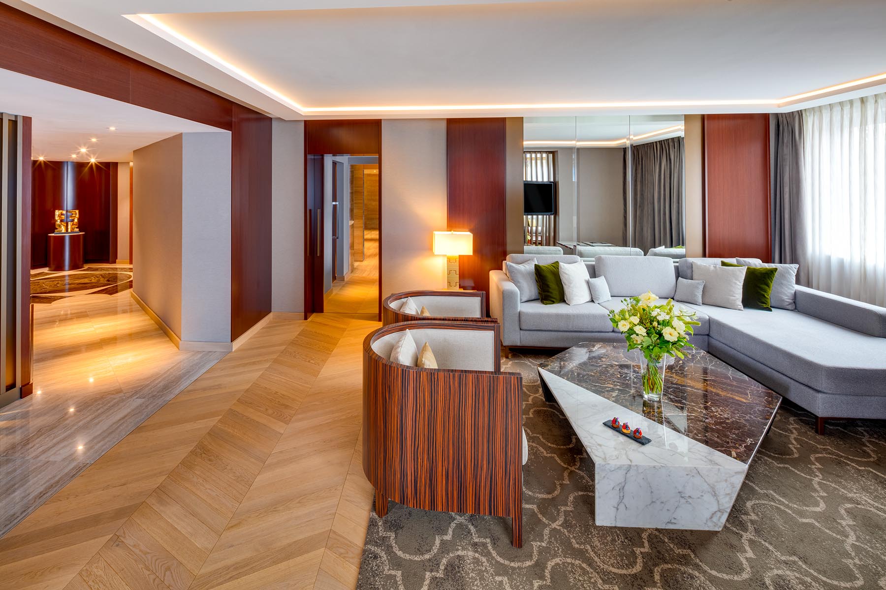 Pr&auml;sidentensuite mit Marmorboden und Holzboden