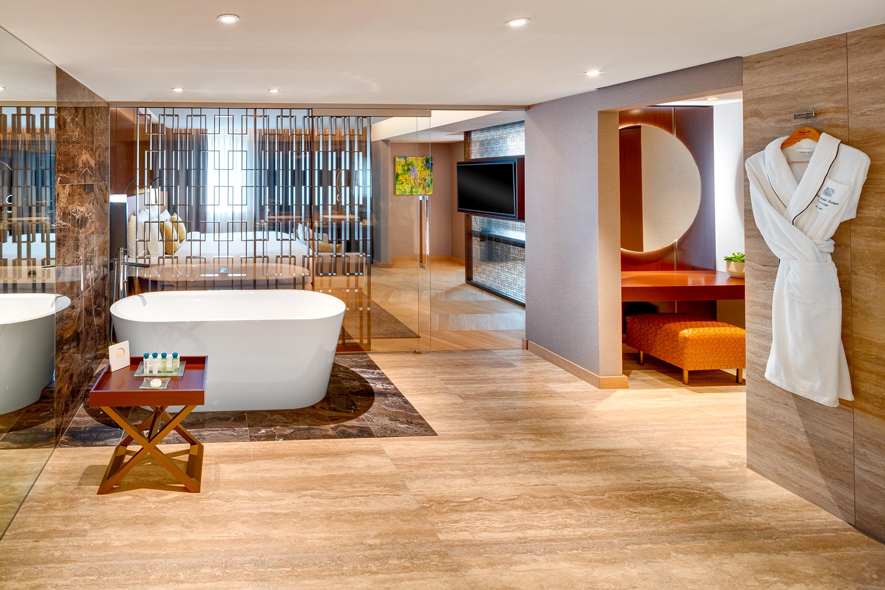 Hotelbad mit freistehender Badewanne und Schminktisch