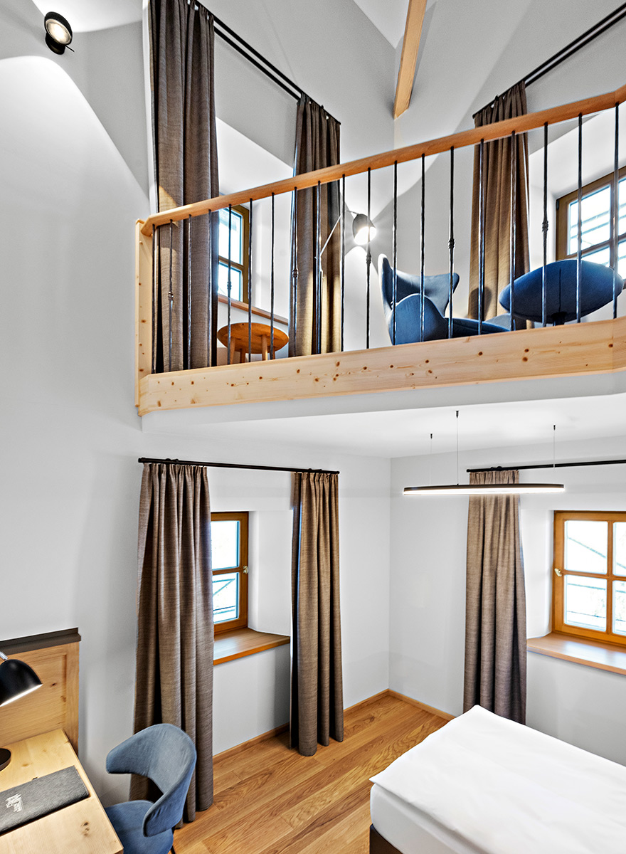 Zweistöckiges Hotelzimmer mit Galerie im Kreuther Tal