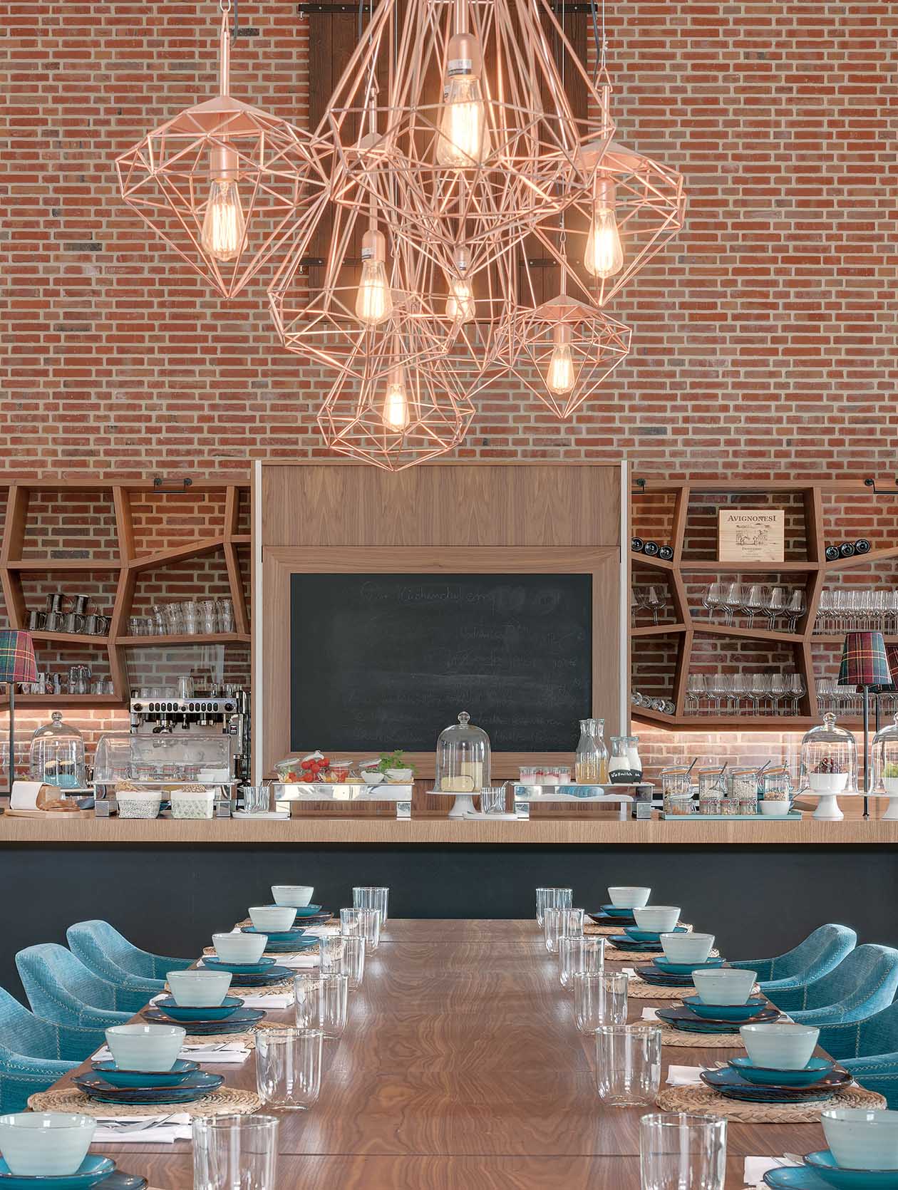 gedeckter Tisch mit Fr&uuml;hst&uuml;ck im Hintergrund