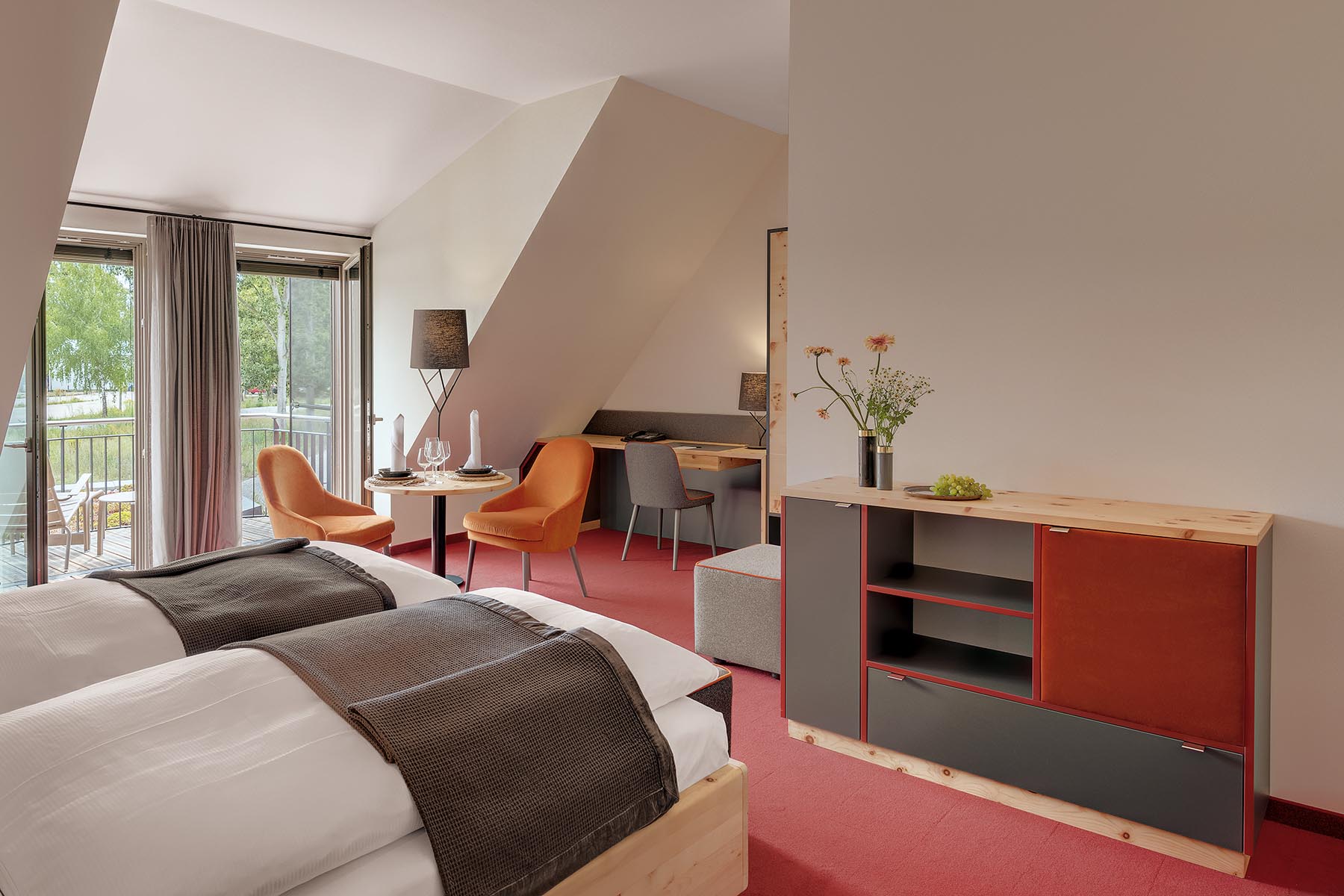 hochwertige Hotelausstattung mit Schreibtisch und Sideboard