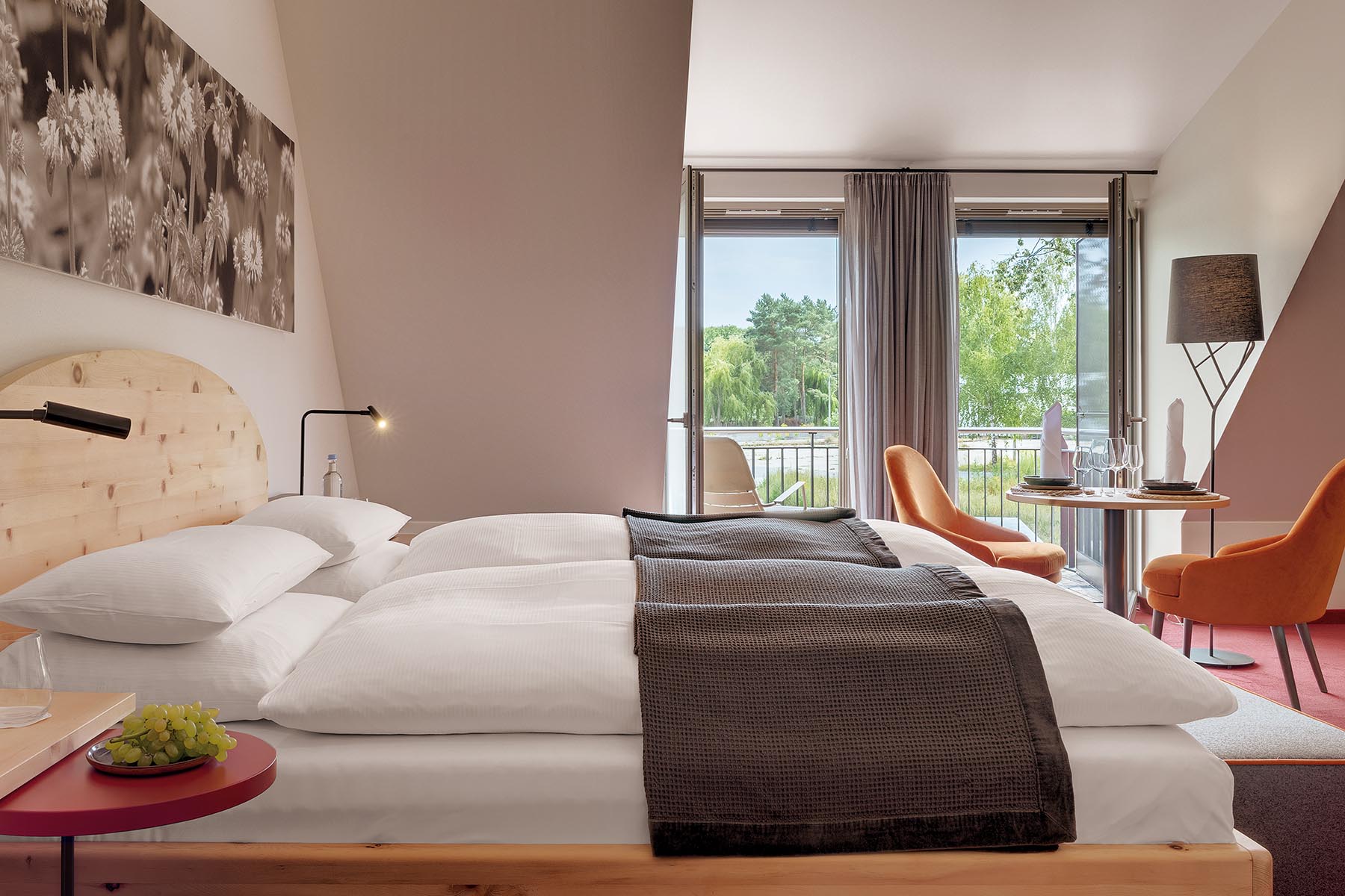 Leinwand mit floralem Motiv &uuml;ber dem Hotelbett