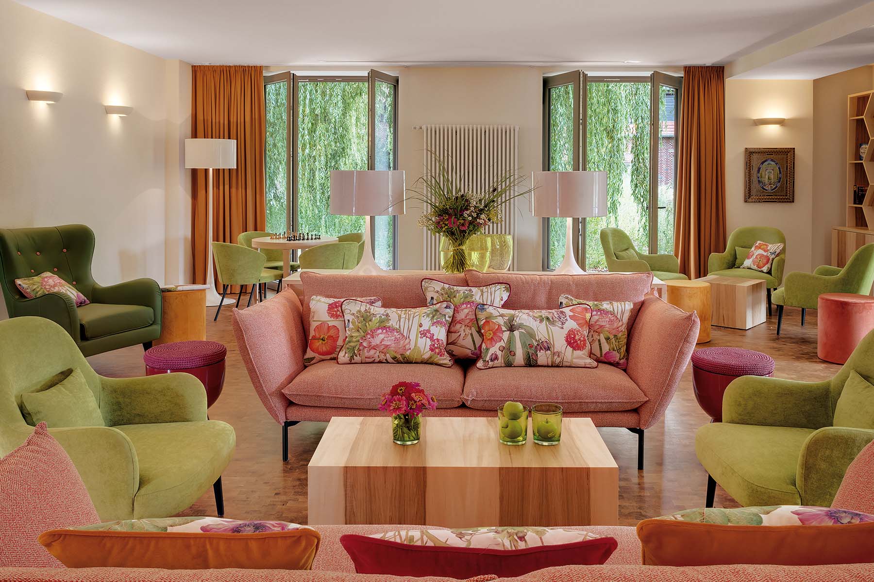 Hoteleinrichtung mit bunten Polsterm&ouml;beln