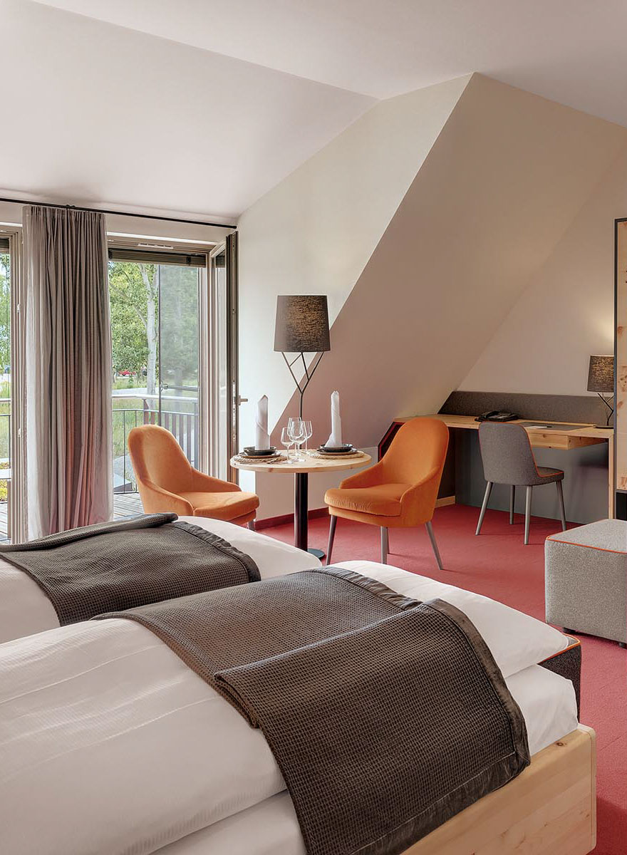 ger&auml;umiges Hotelzimmer mit Esstisch und Schreibtisch