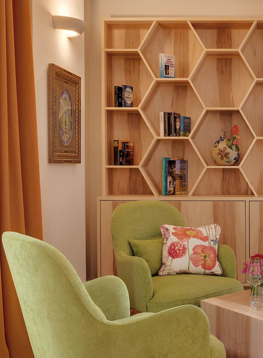 Wabenf&ouml;rmiges B&uuml;cherregal im Landgut Hotel Nedlitz