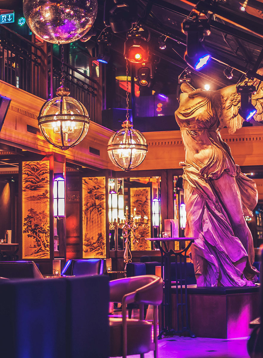 Penthouse Bar in Luzern mit Statue und Pendelleuchten
