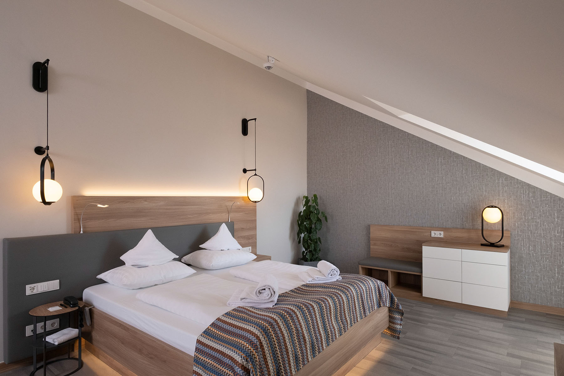 indirekte Beleuchtung verleiht dem Klinikzimmer Behaglichkeit