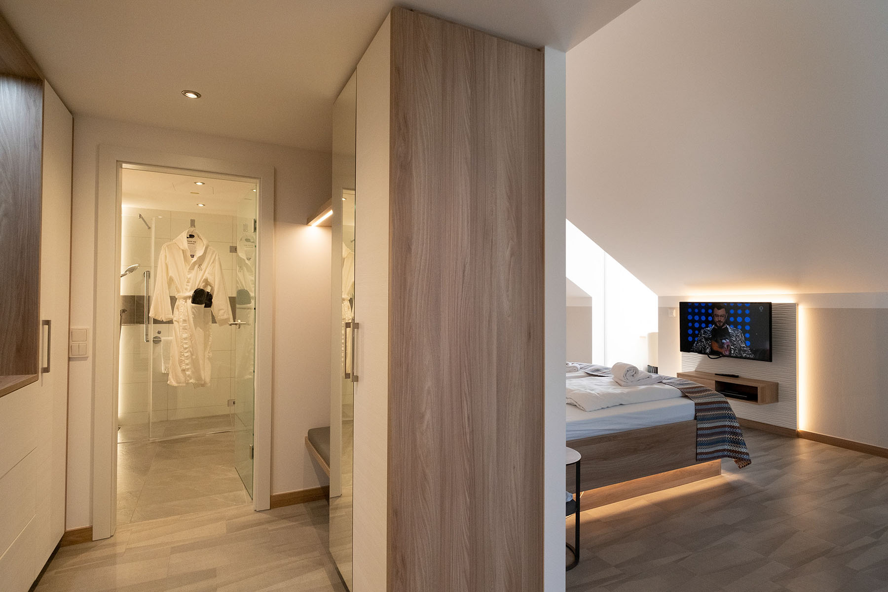 Kleiderschrank als Raumteiler zwischen Hotelbett und Badezimmer