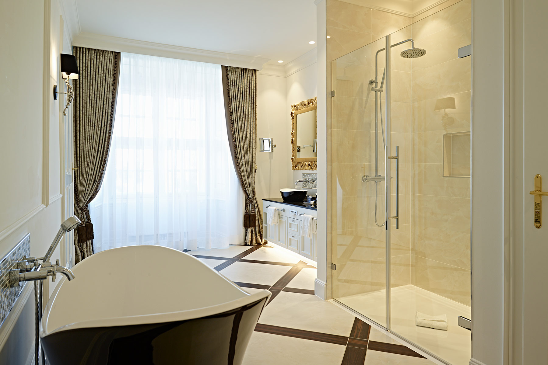 Projekt Wien Schloss Sch&ouml;nbrunn Badezimmer mit freistehender Badewanne