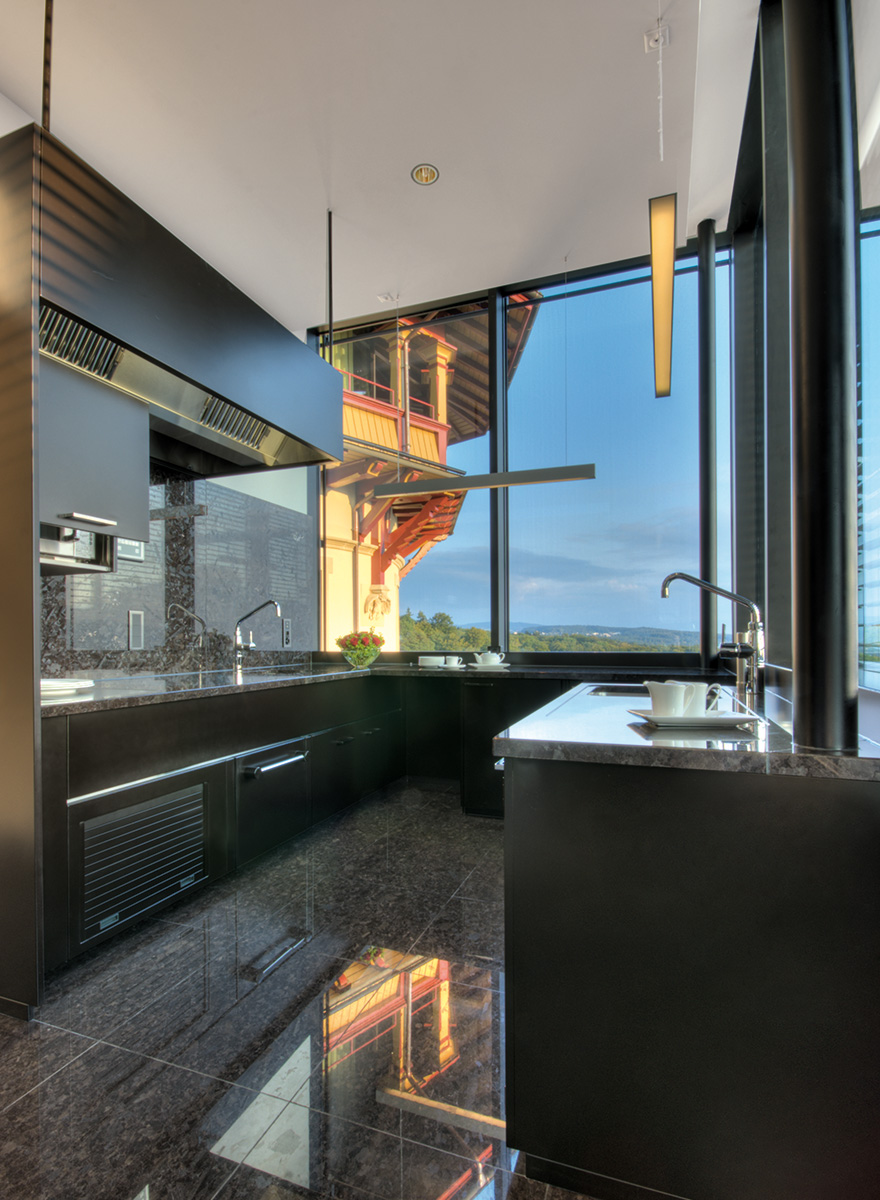 Moderne K&uuml;che in dunklen Farben mit Blick auf Z&uuml;rich