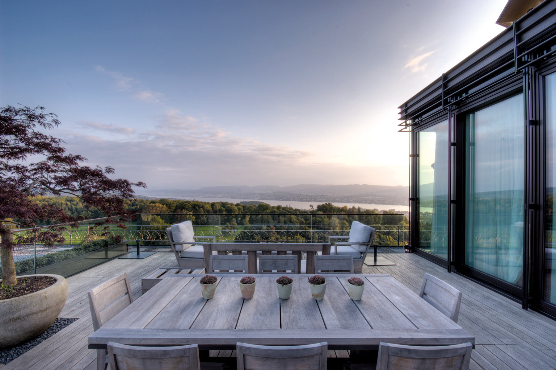 Terrasse des The Grand Dolder in Z&uuml;rich mit Panoramablick auf den Z&uuml;richsee