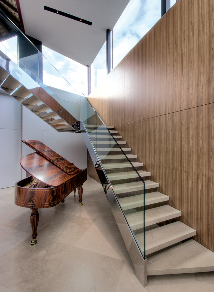 Fl&uuml;gel mit Holzoptik in den vom Tageslicht lichtdurchfluteten Treppenhaus des Hotels The Grand Dolder in Z&uuml;rich