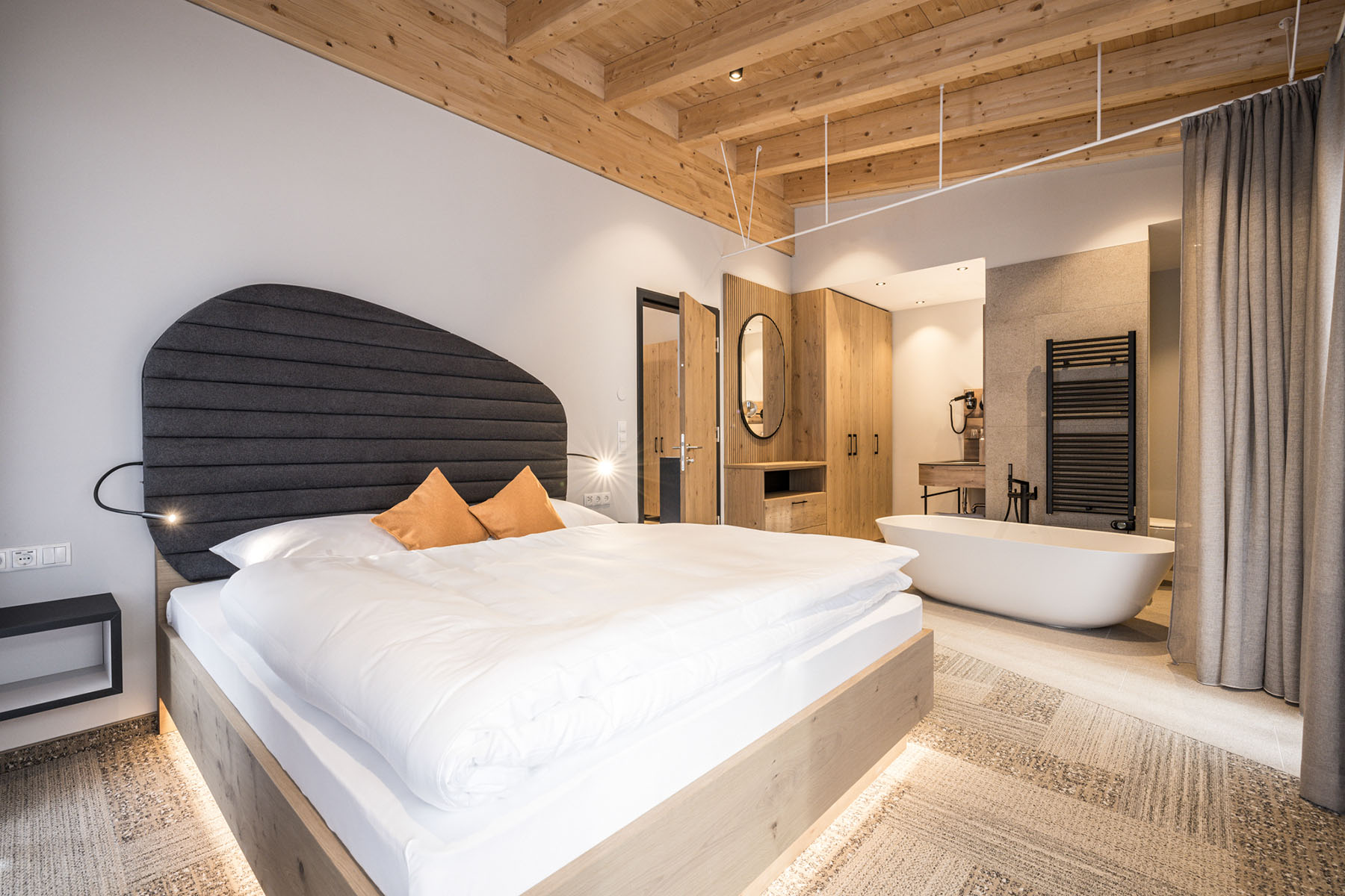 freistehende Badewanne im Hotelzimmer