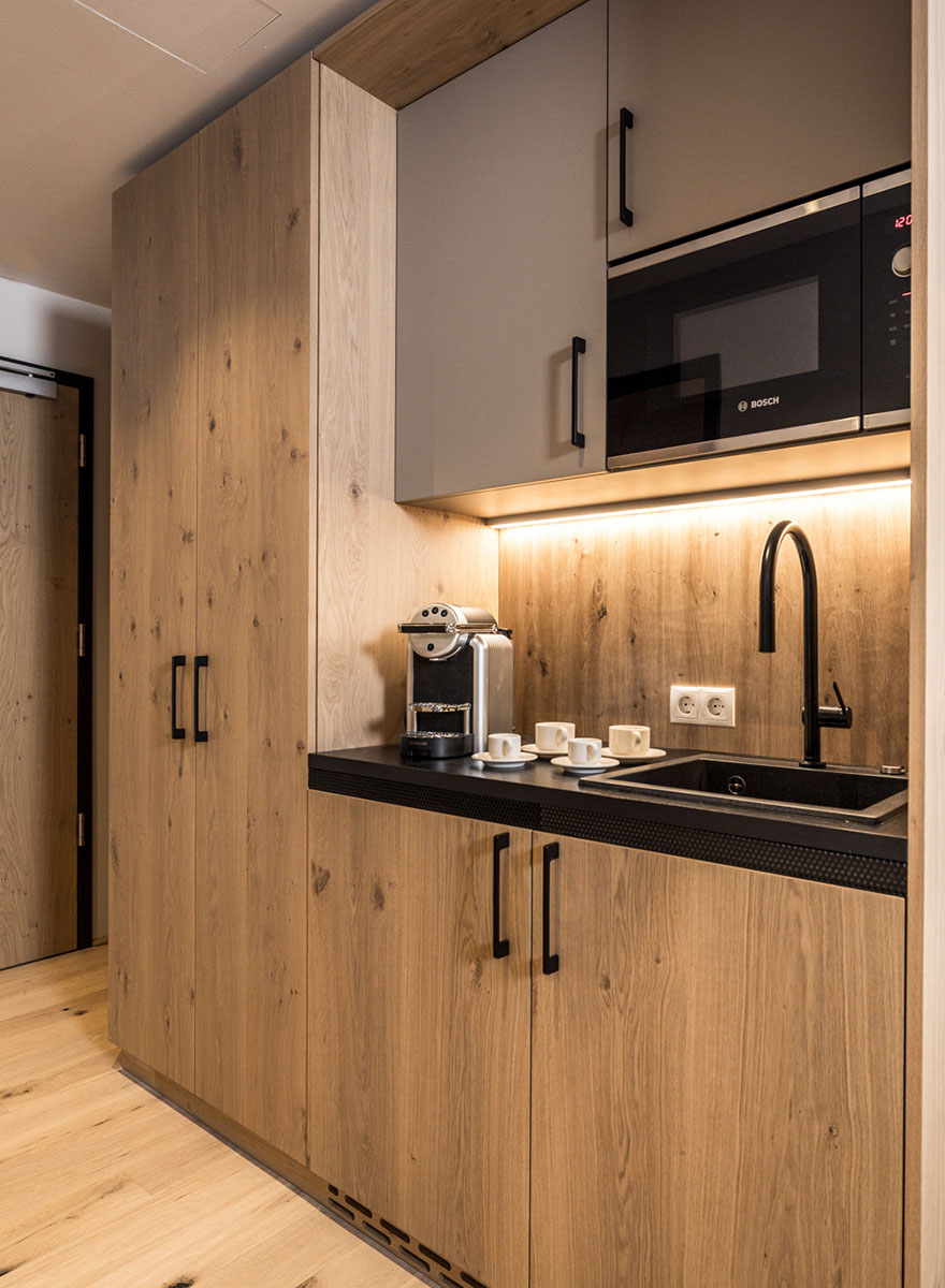 K&uuml;chenzeile im Alpine Collection Zimmer