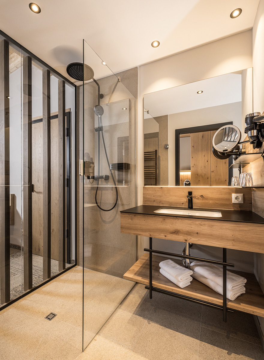 Hotelbad mit begehbarer Dusche