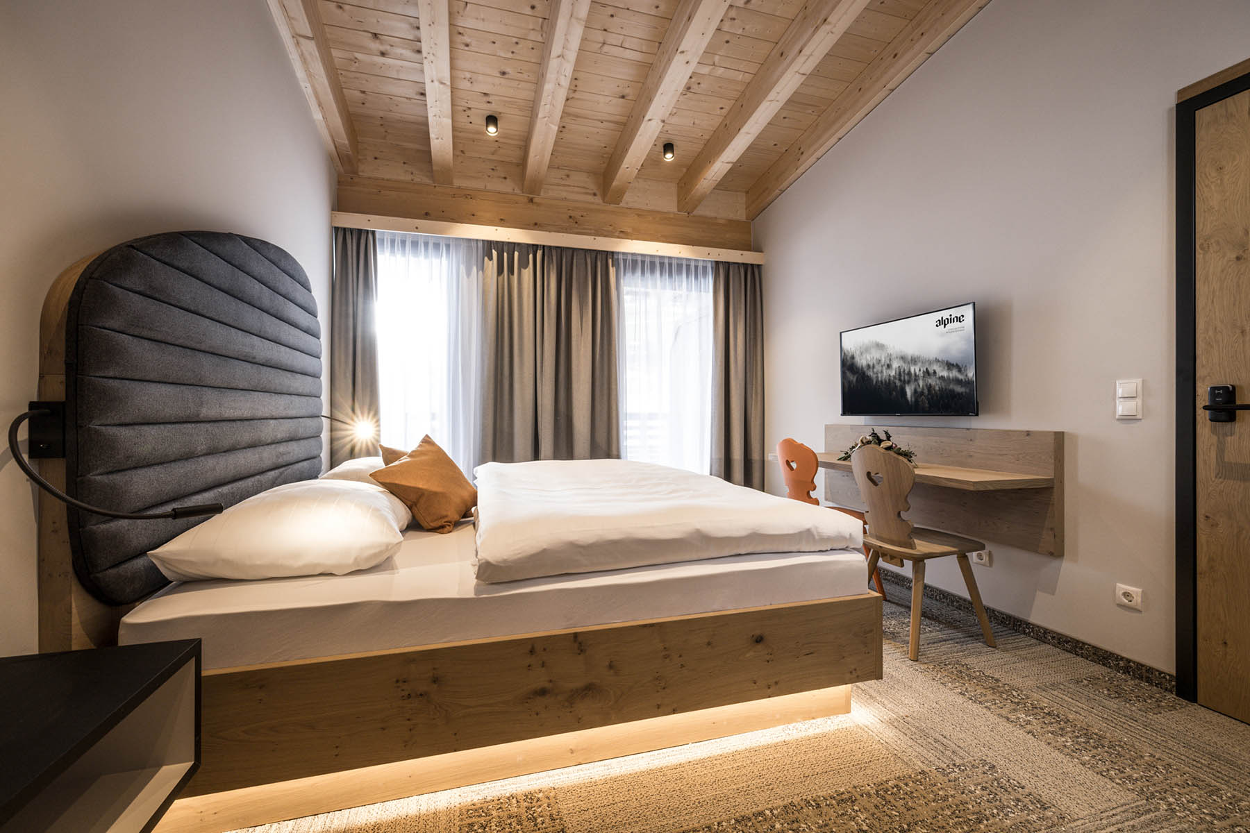 Doppelbett mit Bettkopfteil in grauem Stoff