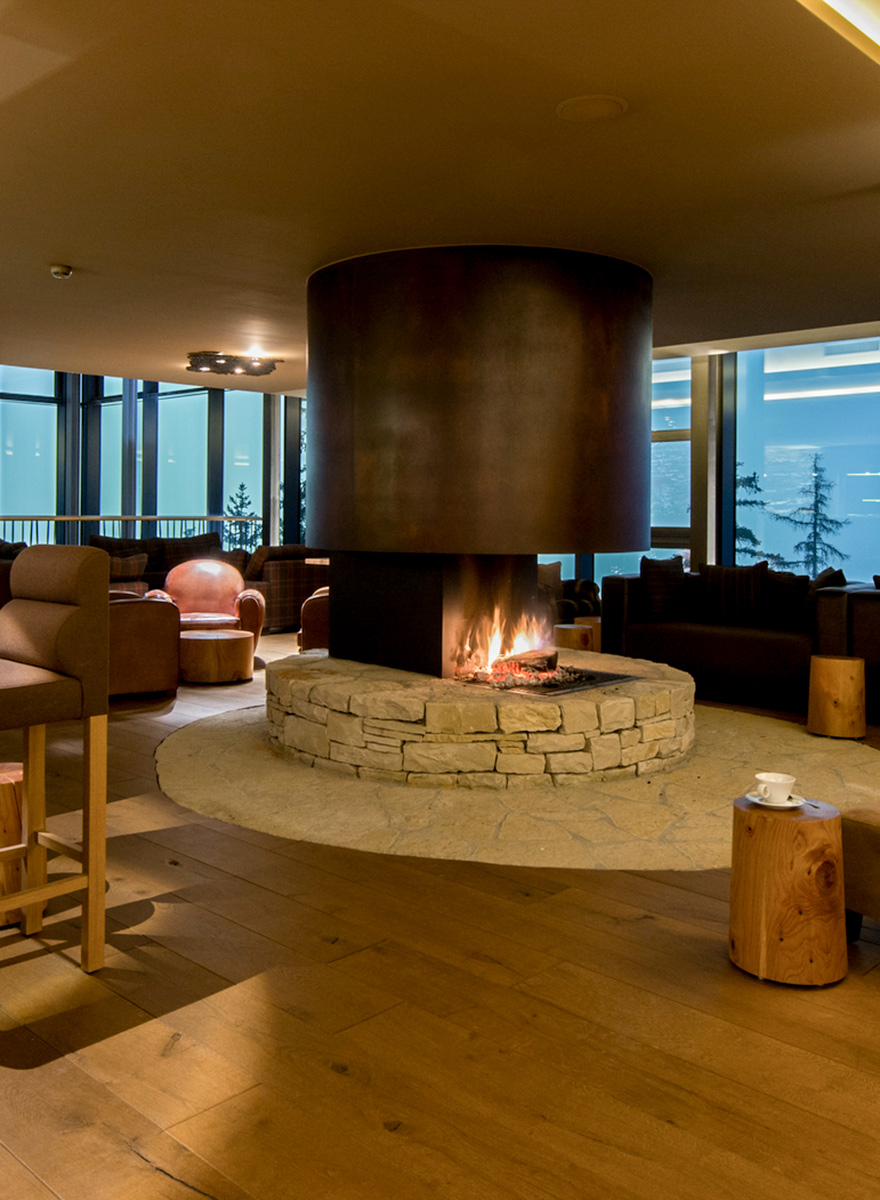 Runder Kamin inmitten der von APPIA eingerichteten Lounge