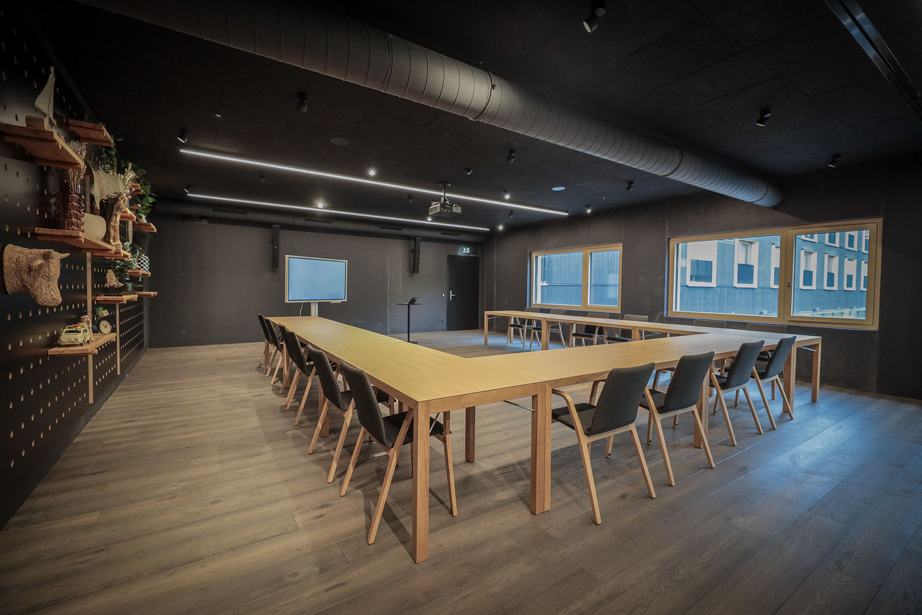 Hoteleinrichtung des Besprechungsraums mit Holztischen