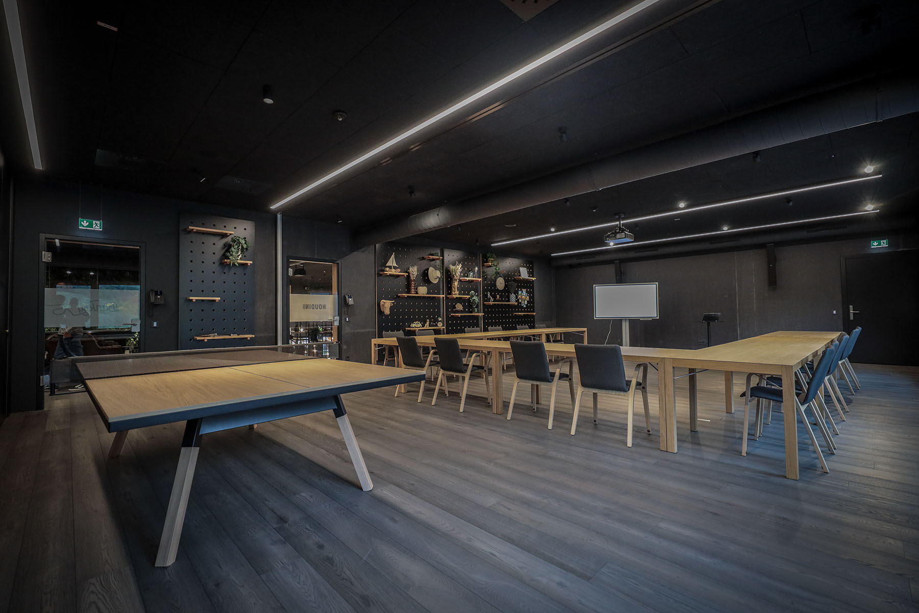 Tischtennisplatte im Besprechungsraum des Revier Hotels Montafon