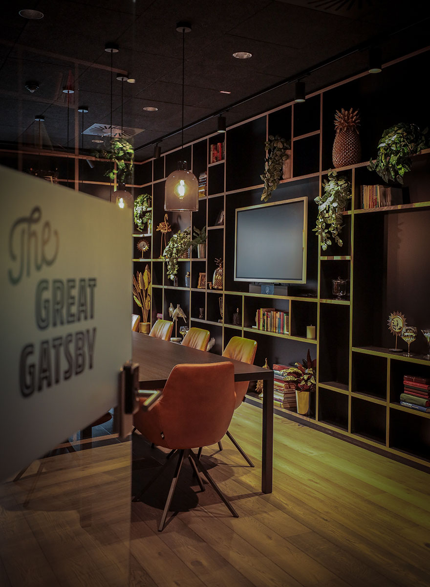 offenes Regal im Besprechungszimmer