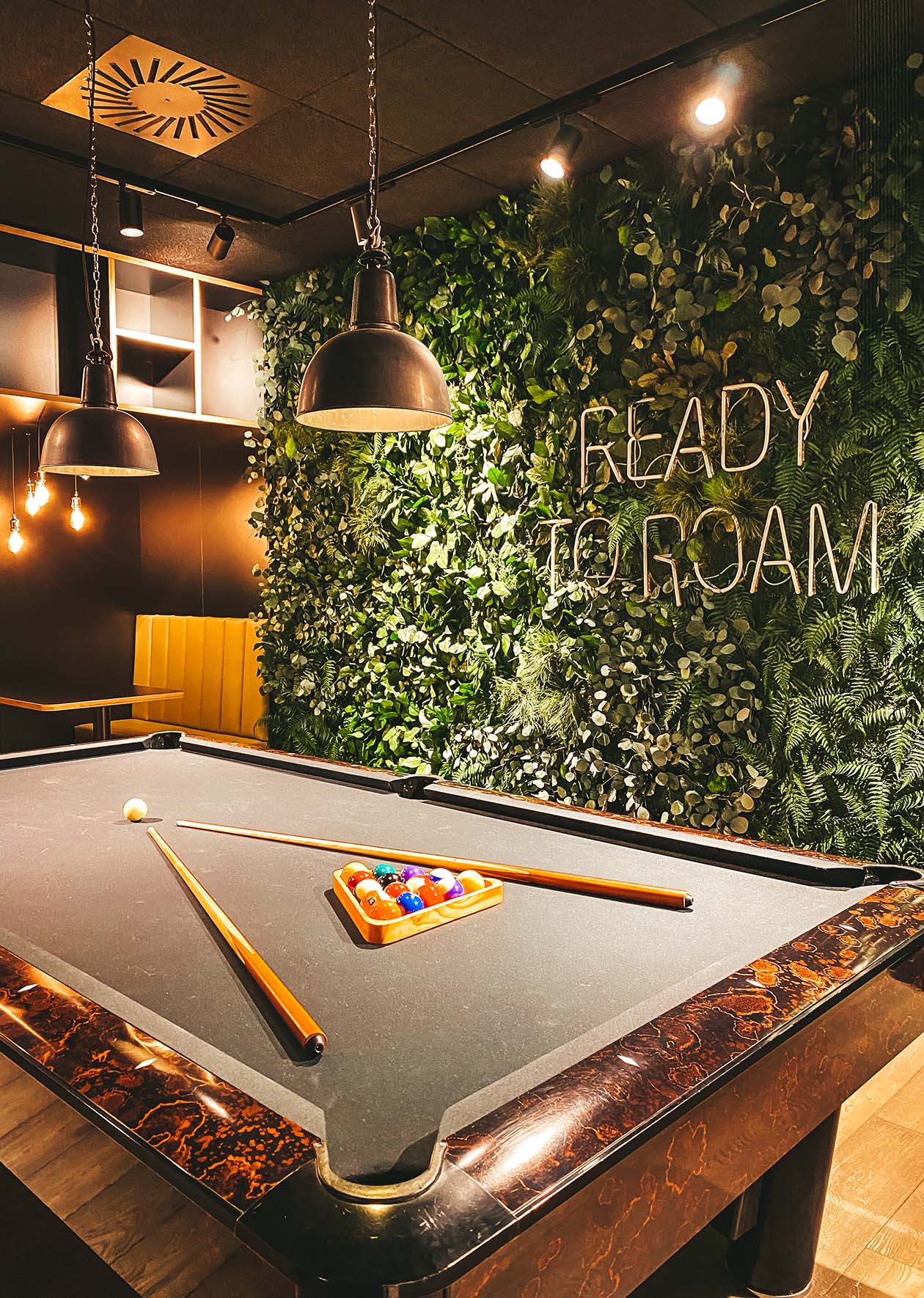 Billardtisch & begr&uuml;nte Wand im Revier Mountain Lodge