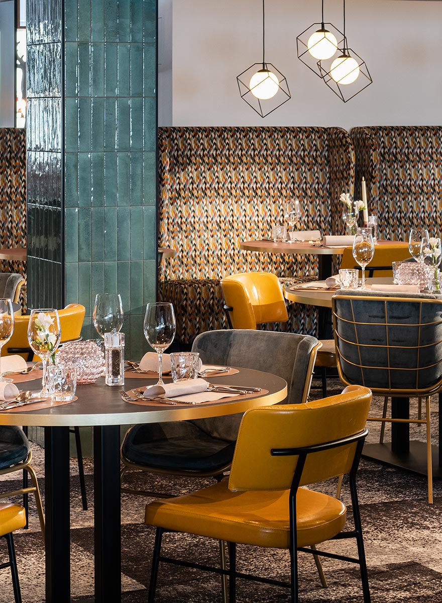 Gelbe Stühle in Restaurant