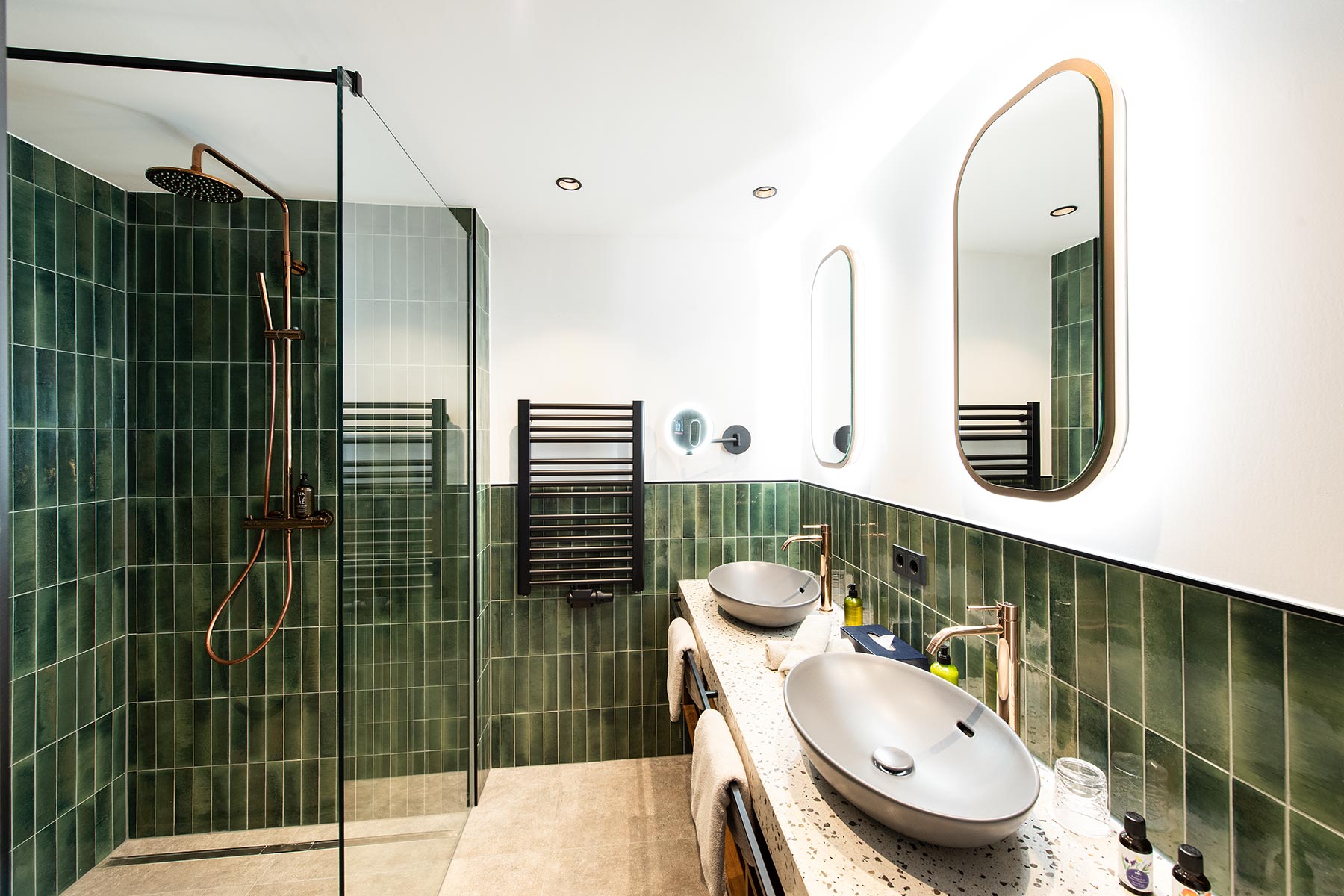 Badezimmer mit zwei Waschbecken