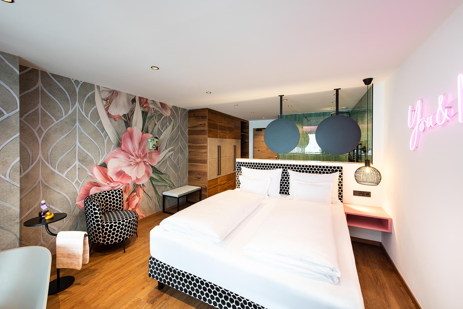 Zimmer mit Blumenfototapete mit Sessel