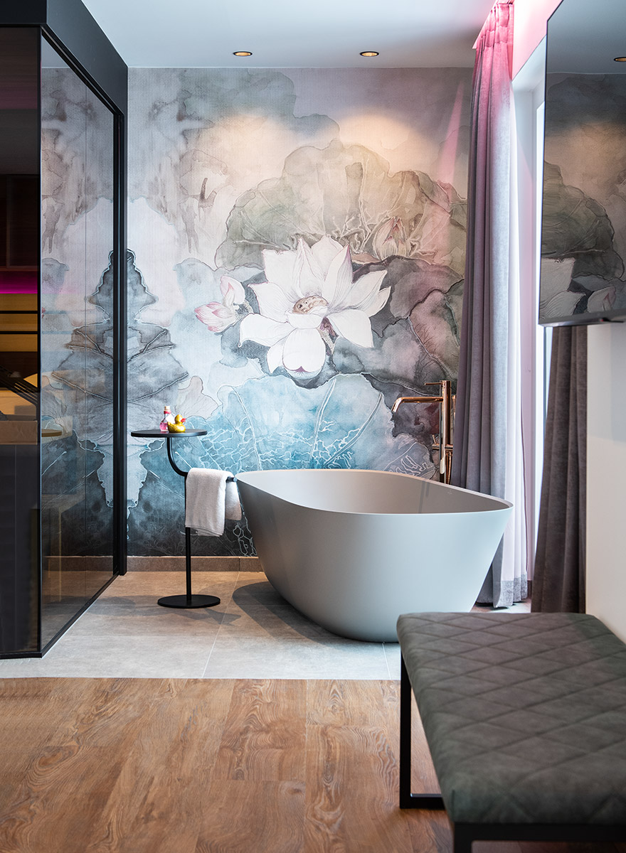 Freistehende Badewanne mit Blumenfototapete