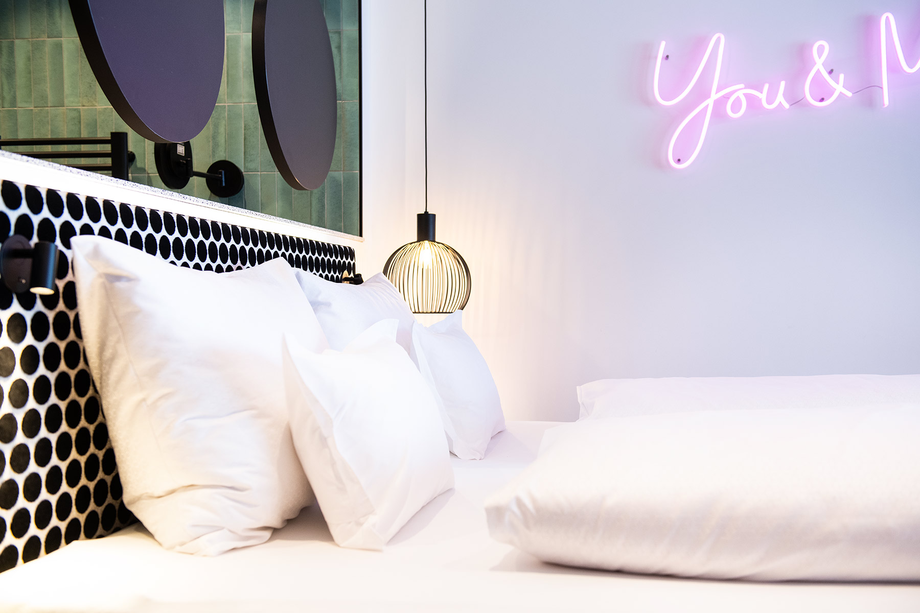 Bettgestell mit Punkten und Schriftzug