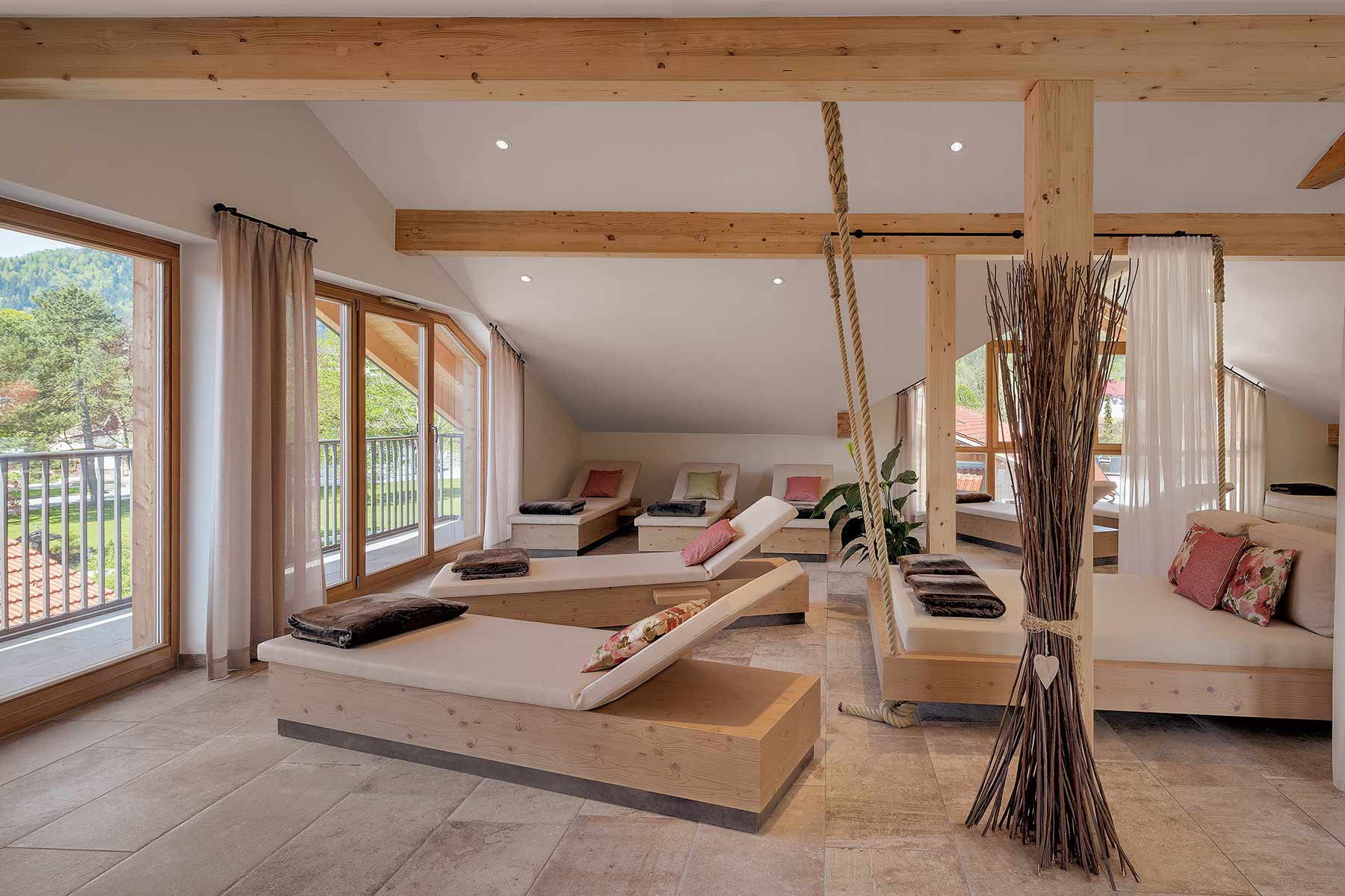 Ruheraum mit Liegen und pastelliger Farbgebung 