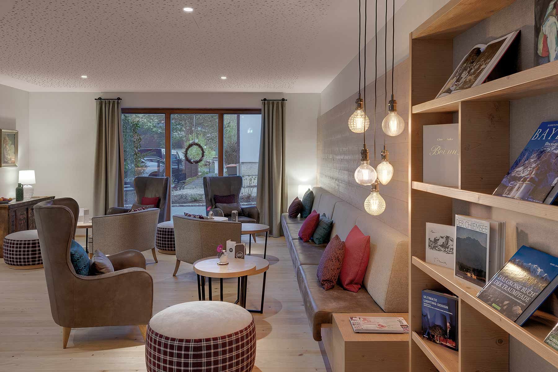 Lounge mit B&uuml;cheregal in Ruhpolding