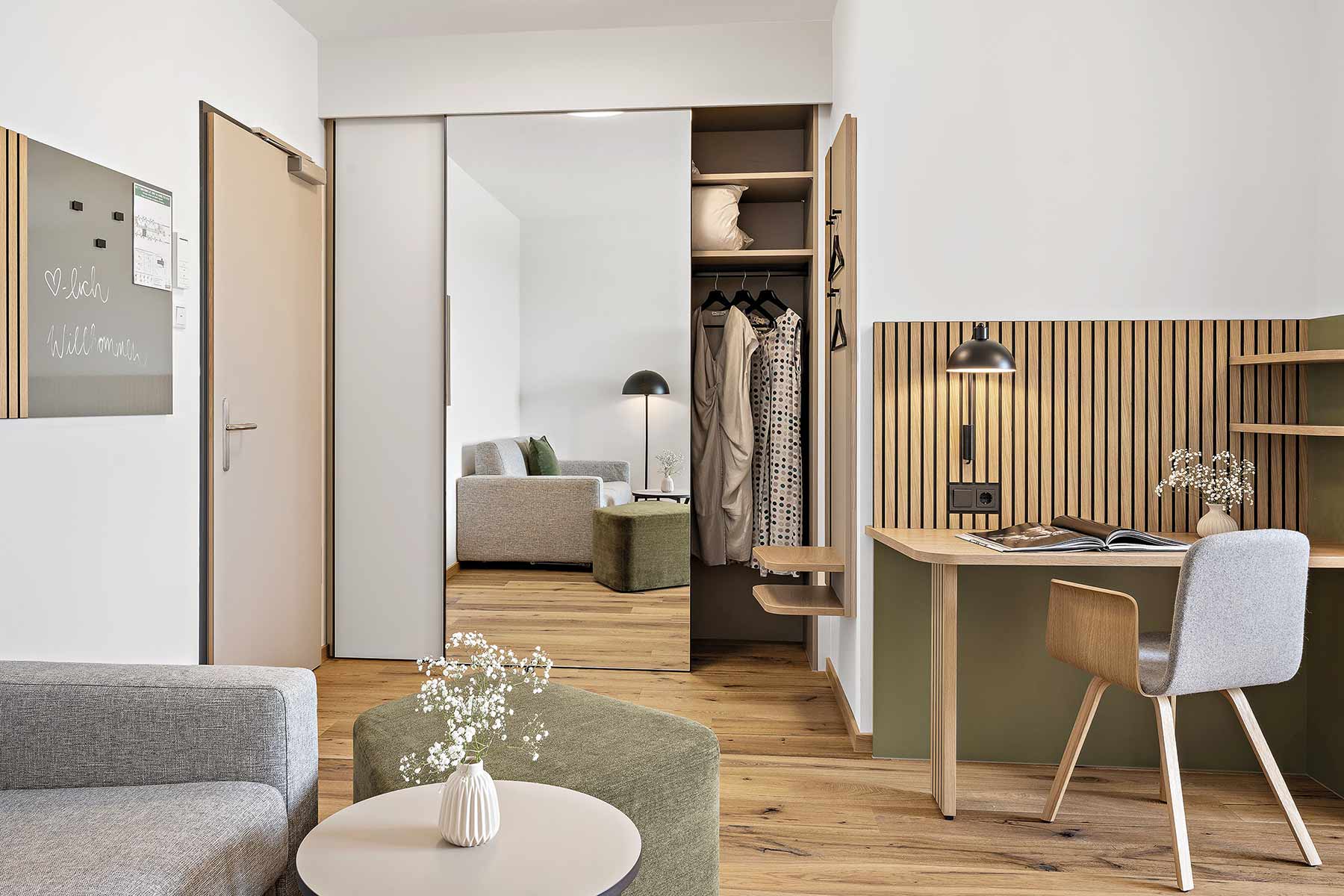 Schwebetürenschrank mit Spiegel in Apartment